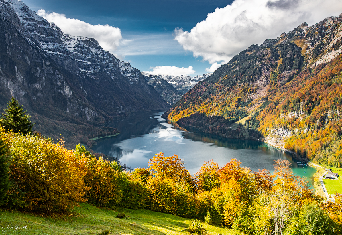 Bergsee Klöntalersee mit Herbstwald und schneebedeckten Bergen in der Schweiz – Jan Geerk Fotograf Basel