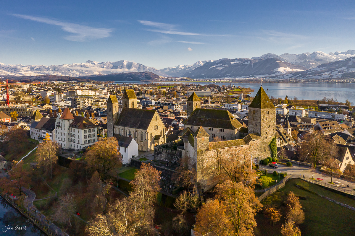 Schloss Rapperswil mit Herbstlicht, See und Alpenpanorama in der Ostschweiz – Jan Geerk Fotograf Basel