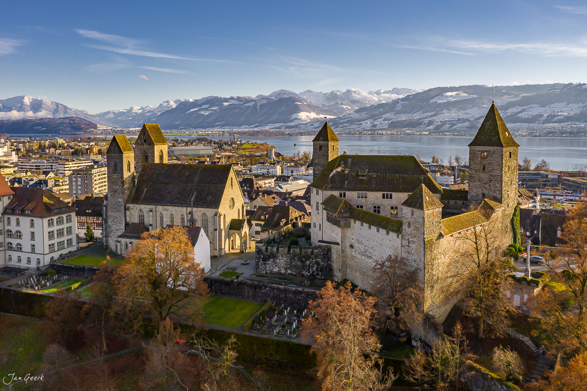 Schloss Rapperswil mit Kirche und Stadtpanorama bei Herbstlicht, Zürichsee und Alpen im Hintergrund – Jan Geerk Fotograf Basel