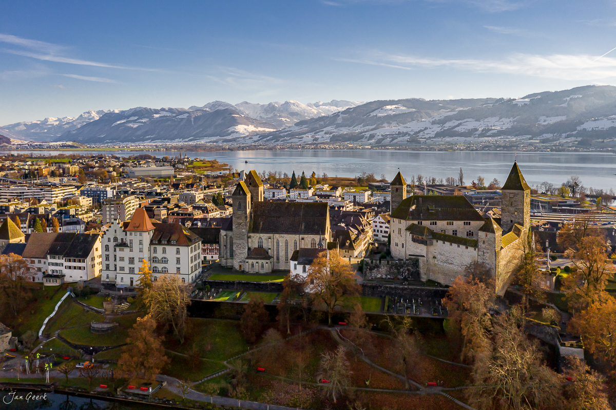 Rapperswil Schloss und Altstadt am Zürichsee mit verschneiten Alpen im Hintergrund, Herbstlicht, Ostschweiz – Jan Geerk Fotograf Basel