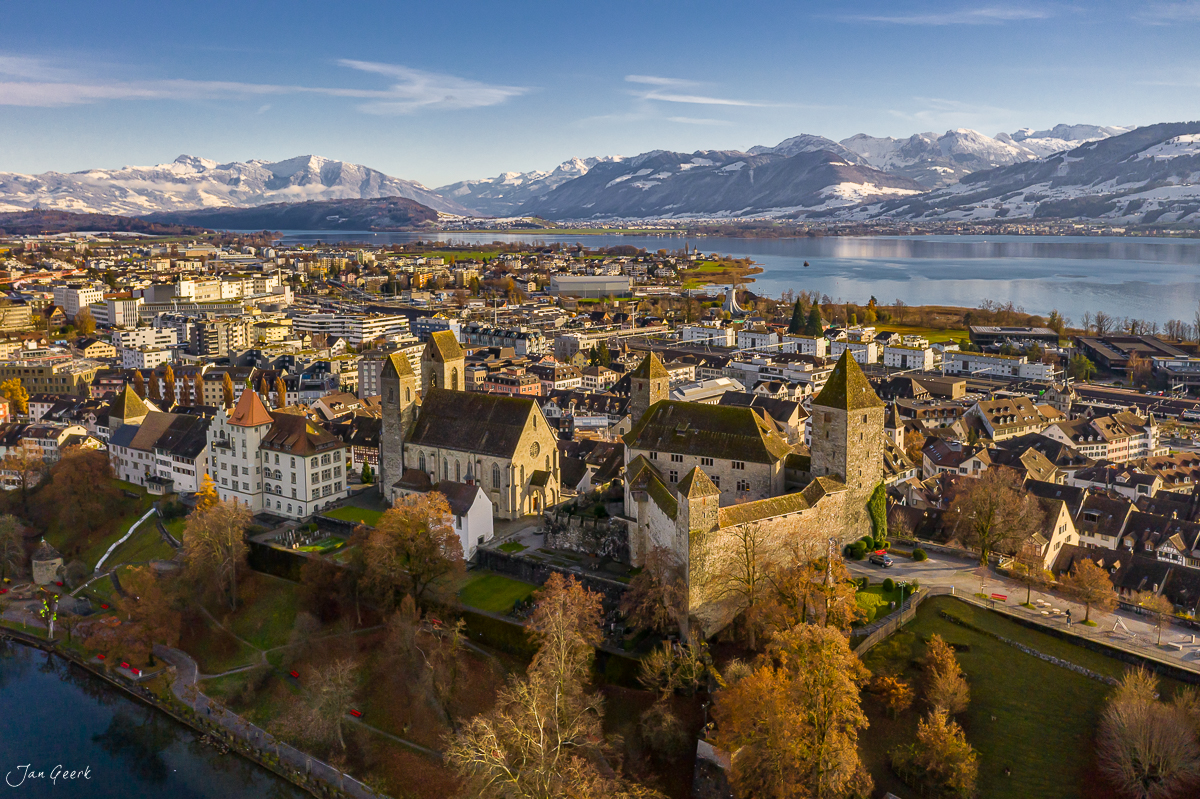 Rapperswil Altstadt mit Schloss, See und Alpenpanorama im Herbstlicht – Jan Geerk Fotograf Basel Schweiz