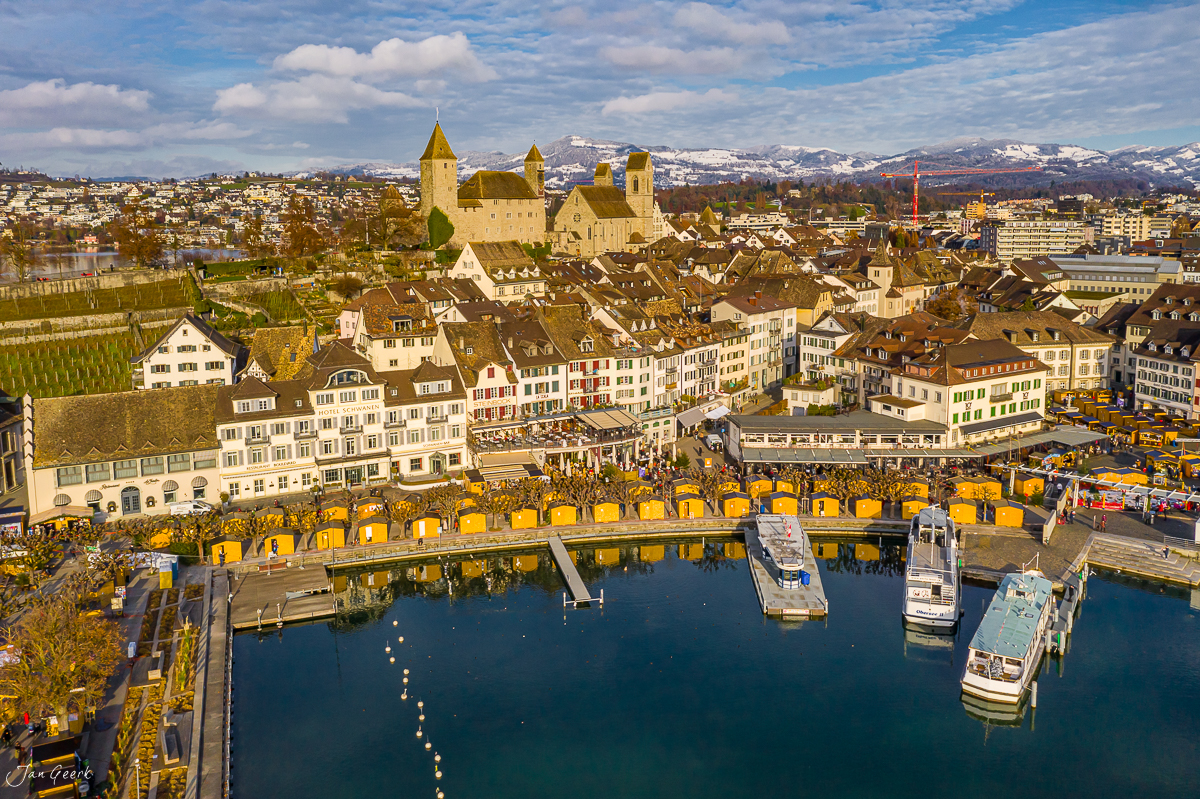 Luftaufnahme Rapperswil mit Schloss, Altstadt und Booten im Hafen bei Kantlicht, Ostschweiz – Jan Geerk Fotograf Basel