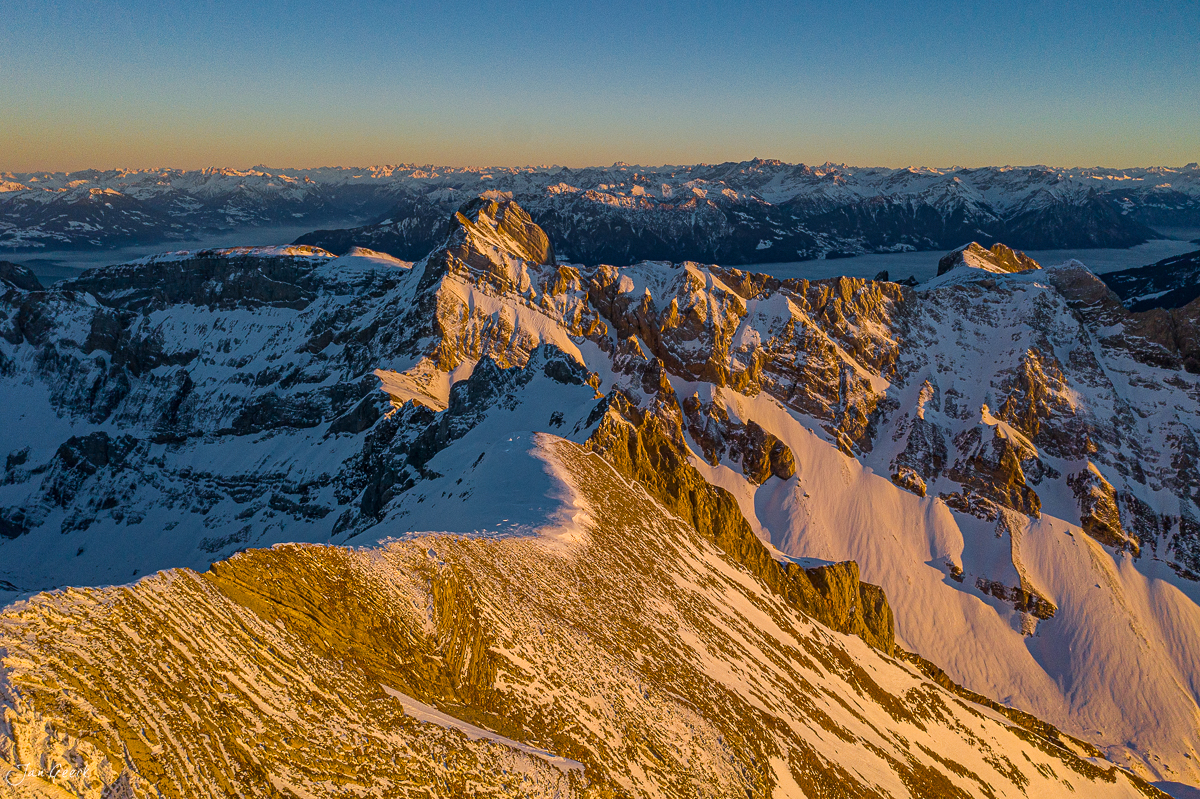 Säntis Gipfel Luftaufnahme Wintermorgen Alpenkette Schweiz – Jan Geerk Fotograf Basel