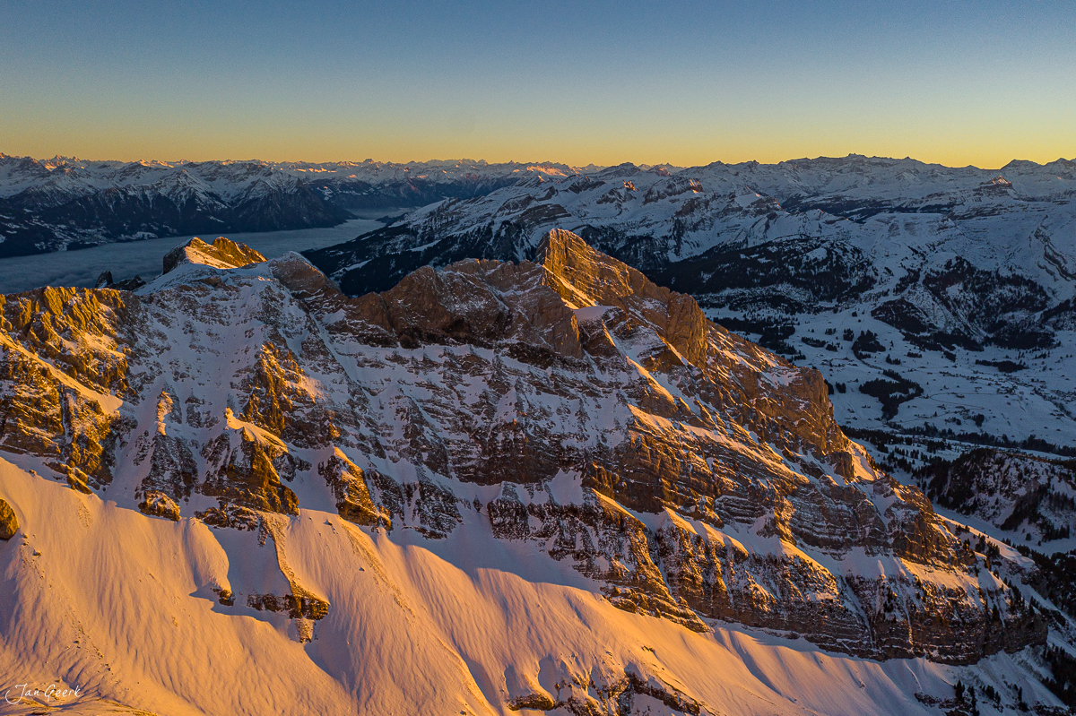 Säntis Luftaufnahme im Schnee, goldenes Kantenlicht am Gipfel, Winterlandschaft Appenzell Schweiz – Jan Geerk Fotograf Basel