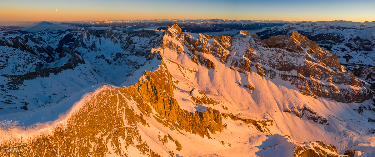 Säntis Luftaufnahme im Goldenen Licht bei Schnee, Appenzell Alpen Schweiz – Jan Geerk Fotograf Basel
