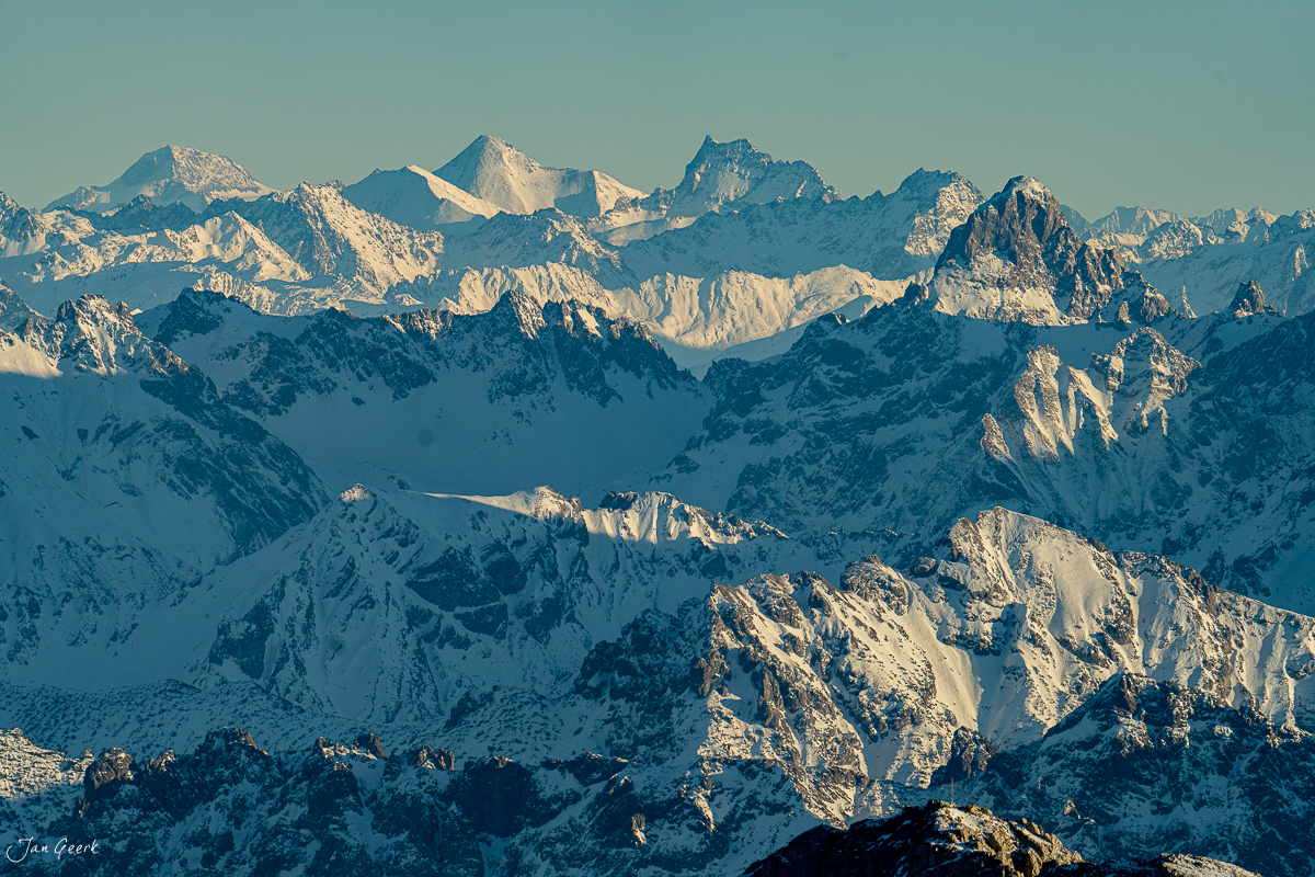 Schneebedeckte Alpengipfel beim Säntis mit Kantlicht im Winter – Schweiz, Jan Geerk Fotograf Basel