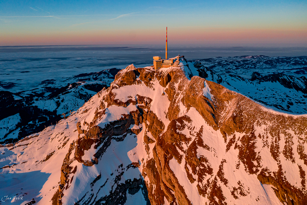 Säntis Gipfel mit Sendeturm im Schnee, Luftaufnahme bei Sonnenuntergang, Ostschweiz Alpen – Jan Geerk Fotograf Basel