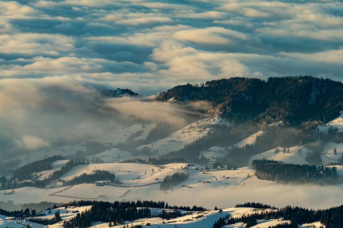 Winterlandschaft Säntis mit Nebel und schneebedeckten Hügeln, Appenzell Alpen Schweiz – Jan Geerk Fotograf Basel