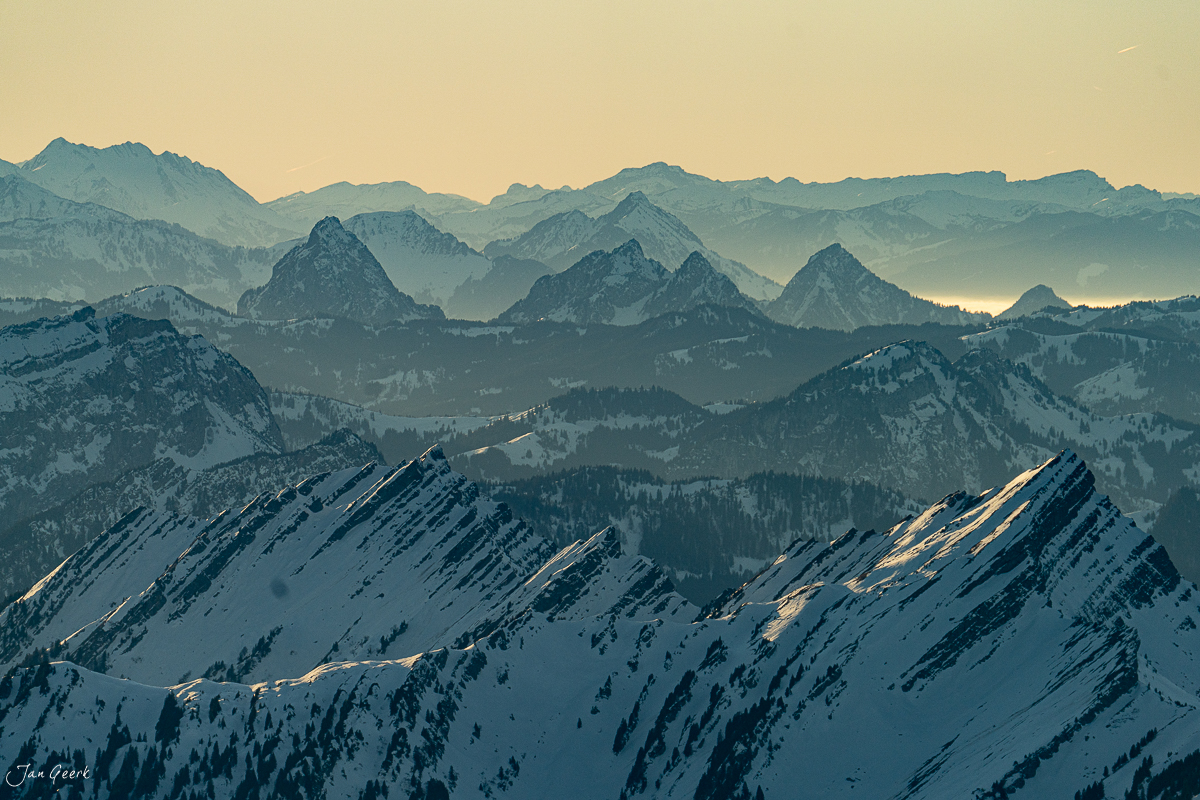 Schneebedeckte Berge beim Säntis mit Alpenkette im Hintergrund, Wintersonnenlicht, Ostschweiz Schweiz – Jan Geerk Fotograf Basel