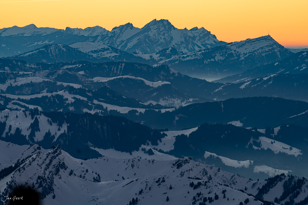 Schneebedeckte Berglandschaft Säntis mit Alpenketten bei Sonnenuntergang Ostschweiz – Jan Geerk Fotograf Basel