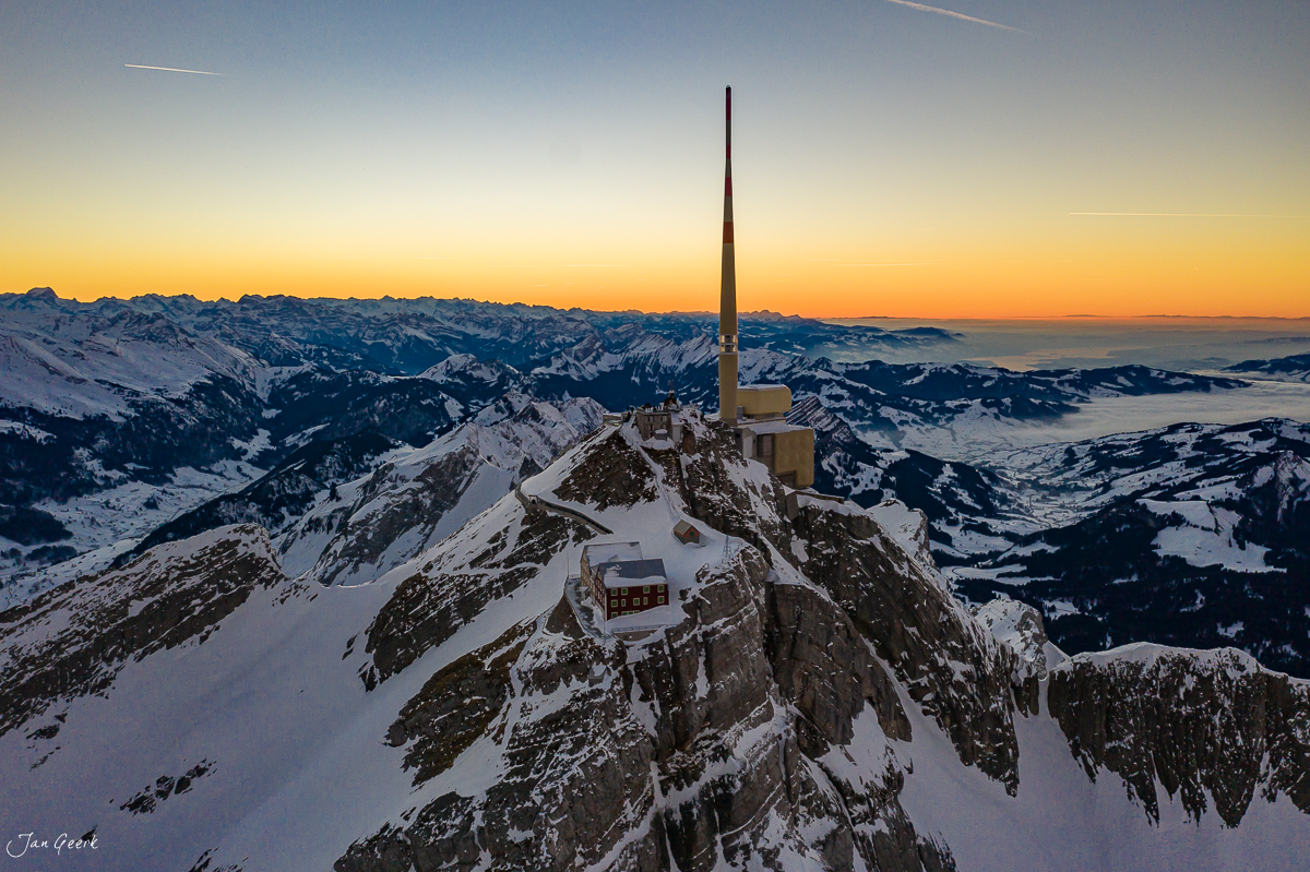 Säntis Gipfel mit Antenne im Winterlicht bei Sonnenuntergang, Appenzell Alpen Schweiz – Jan Geerk Fotograf Basel