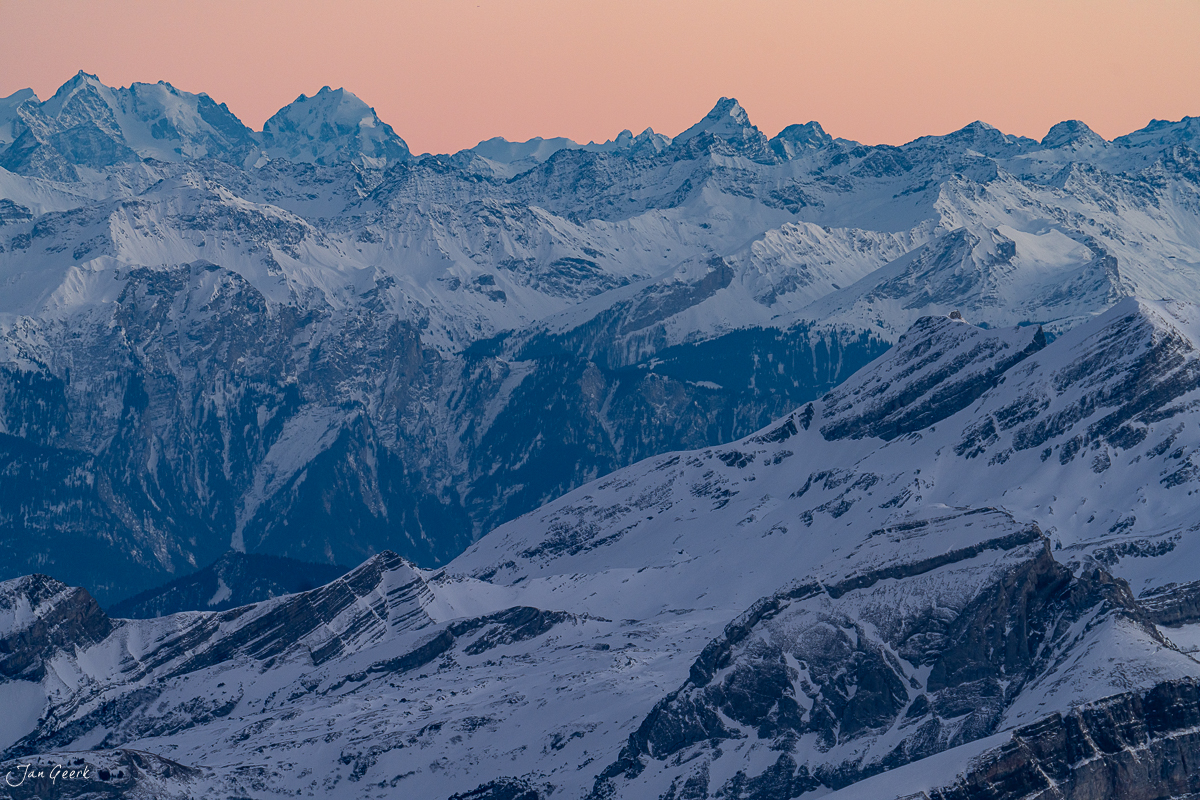 Schneebedeckte Bergkette Säntis mit Alpenpanorama in Wintersonne, Ostschweiz Schweiz – Jan Geerk Fotograf Basel
