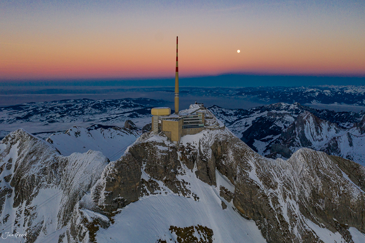 Säntis Kraftwerk im Winterlicht bei Sonnenuntergang, schneebedeckte Appenzeller Alpen, Schweiz – Jan Geerk Fotograf Basel