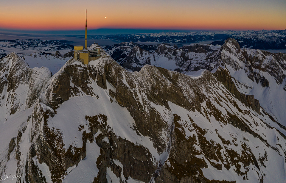 Säntis Gipfel mit Sendeturm bei Sonnenuntergang im Winter, schneebedeckte Alpen, Luftaufnahme Schweiz – Jan Geerk Fotograf Basel