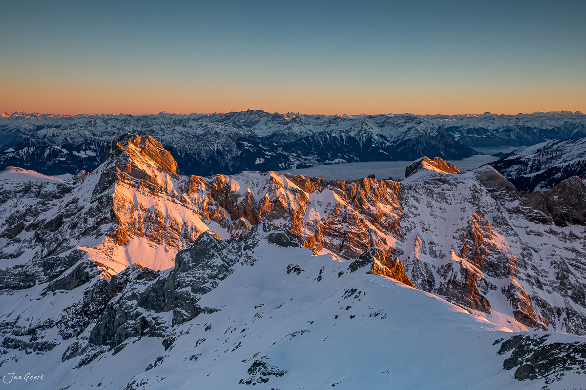 Säntis Alpstein Bergkette im Winterlicht bei Sonnenuntergang Ostschweiz – Jan Geerk Fotograf Basel