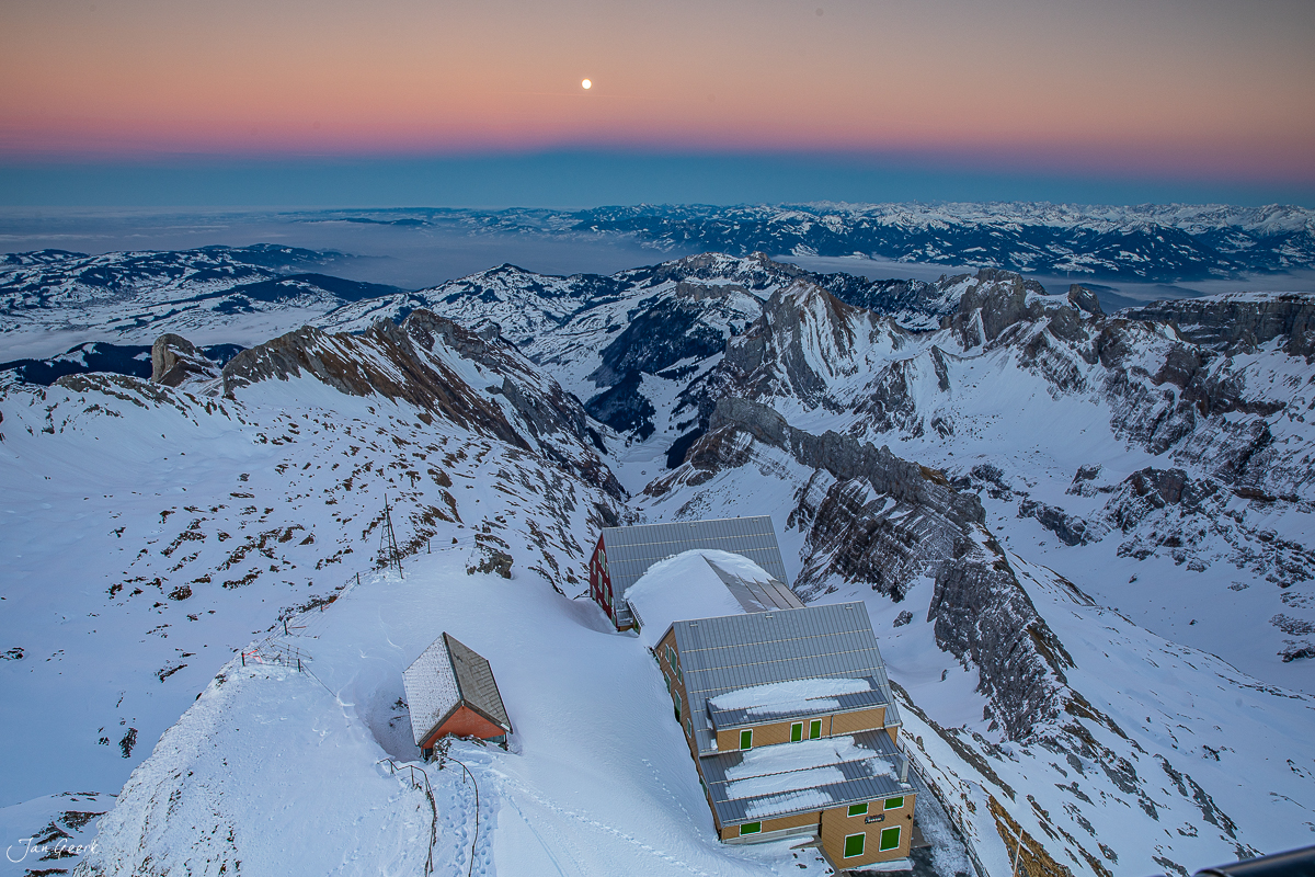 Säntis Berghotels im Schnee Morgenstimmung Appenzell Schweiz Jan Geerk Fotograf Basel