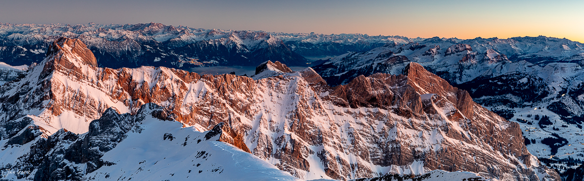 Säntis Bergpanorama mit schneebedeckten Gipfeln bei Sonnenuntergang Ostschweiz Schweiz – Jan Geerk Fotograf Basel