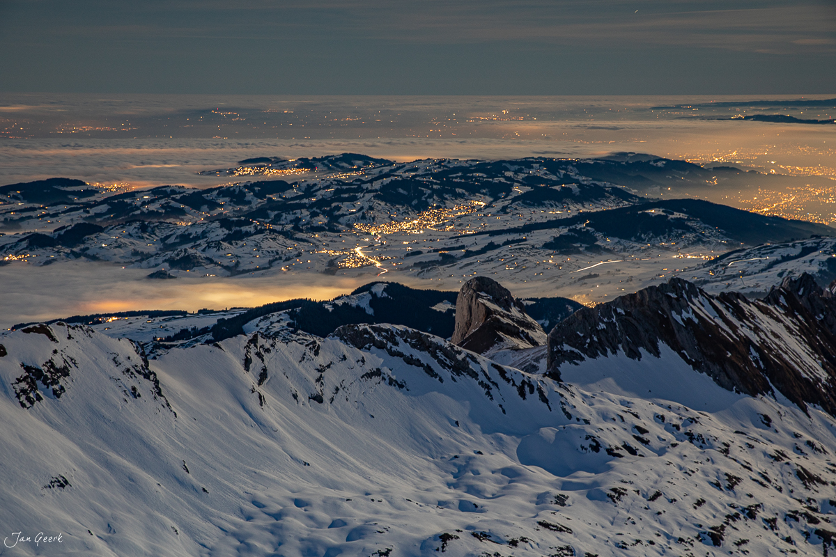 Schneebedeckter Säntis mit Tallichtern in der Abenddämmerung, Appenzell Alpen Schweiz – Jan Geerk Fotograf Basel