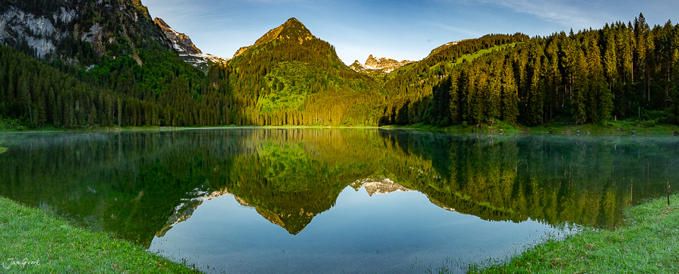 Voralpsee Spiegelung Wald Berge Sommer Ostschweiz Schweiz – Jan Geerk Fotograf Basel