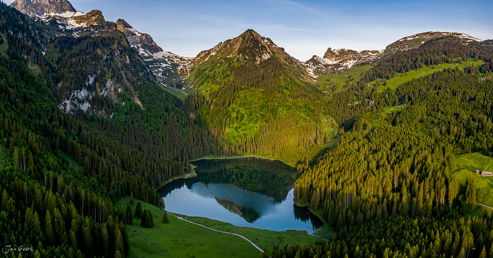 Voralpsee im Sommer mit Bergwald und schneebedeckten Gipfeln in der Ostschweiz – Jan Geerk Fotograf Basel