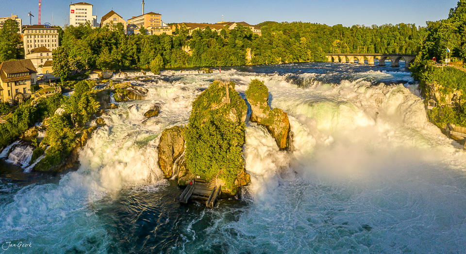 Rheinfall mit Felsinseln und Gischt in goldener Lichtstimmung, Schaffhausen Ostschweiz Schweiz Jan Geerk Fotograf Basel