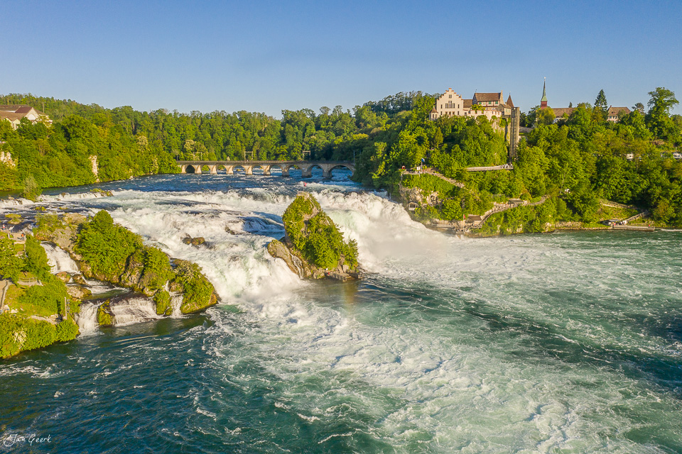Rheinfall Schaffhausen mit Schloss Laufen und Brücke, Luftaufnahme bei Kantenlicht, Frühling in der Ostschweiz – Jan Geerk Fotograf Basel