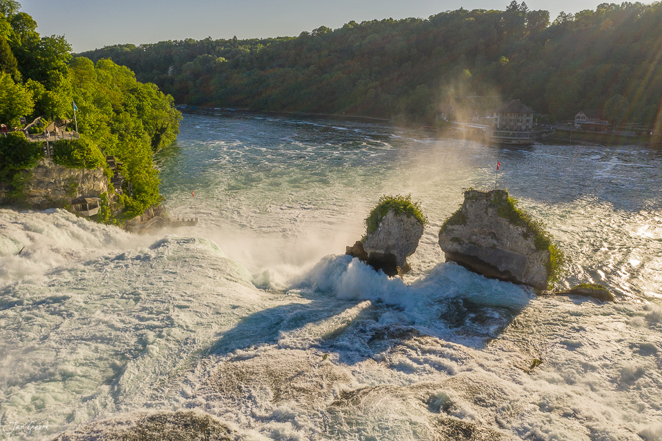 Rheinfall mit Gischt und Felsbrocken bei Sonnenlicht, Schaffhausen Ostschweiz Schweiz – Jan Geerk Fotograf Basel