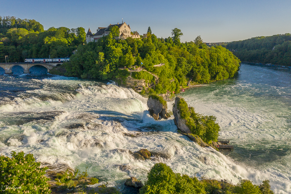 Rheinfall mit Schloss Laufen Luftaufnahme Sommerlicht Ostschweiz Schweiz Jan Geerk Fotograf Basel