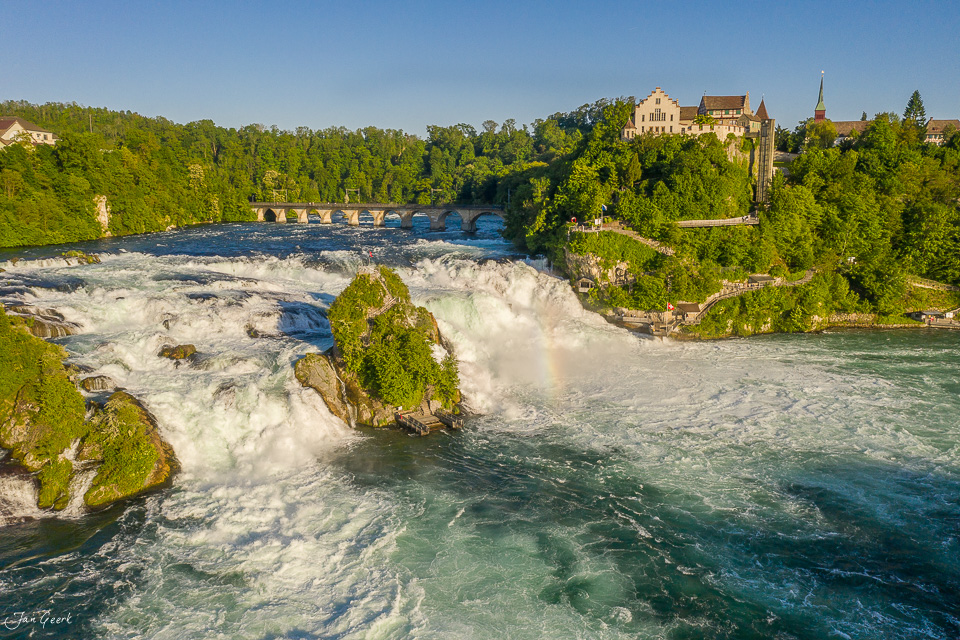 Rheinfall Schaffhausen Luftaufnahme mit Schloss Laufen grüne Wälder Sommer Schweiz Jan Geerk Fotograf Basel