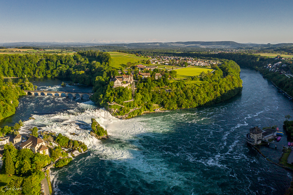 Rheinfall Luftaufnahme mit Schloss Laufen, grüne Wälder und türkises Wasser, Sommerlicht Ostschweiz Schweiz – Jan Geerk Fotograf Basel