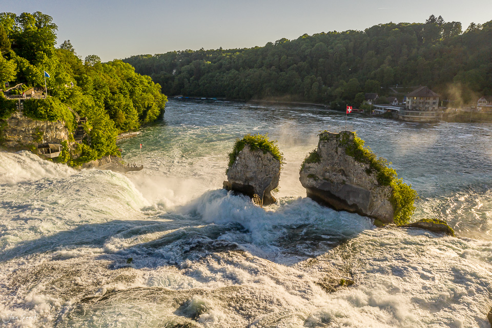 Rheinfall bei Schaffhausen mit Felsformationen und Gischt, Goldstunde-Licht, Ostschweiz – Jan Geerk Fotograf Basel