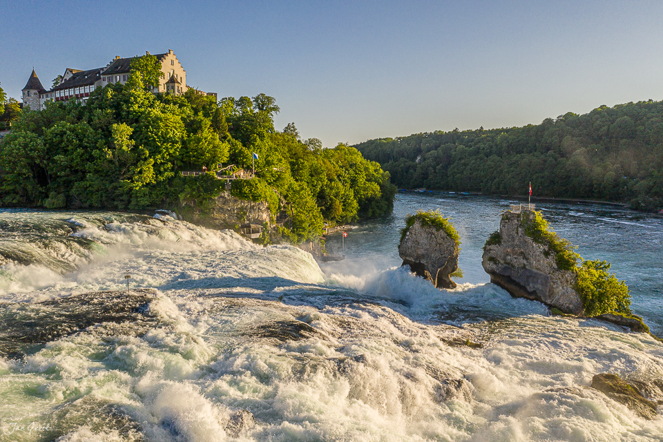 Rheinfall mit Schloss Laufen, kraftvolles Wasser, Sommerlicht, Ostschweiz, Schweiz – Jan Geerk Fotograf Basel