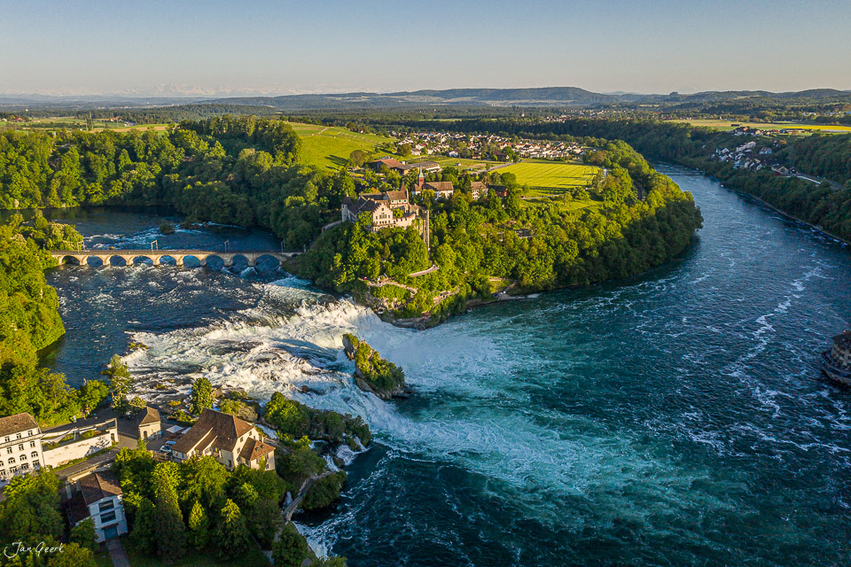 Rheinfall Schaffhausen Luftaufnahme mit Schloss Laufen, grüne Landschaft, Kantlicht Sommer, Ostschweiz – Jan Geerk Fotograf Basel