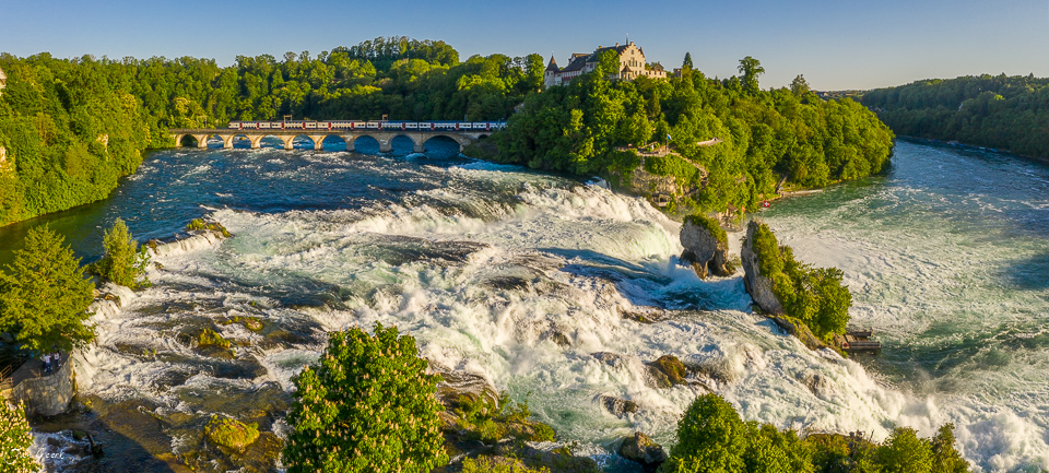 Luftaufnahme des Rheinfalls bei Schaffhausen mit Wassermassen und grünen Ufern im Kantlicht Ostschweiz Schweiz Jan Geerk Fotograf Basel