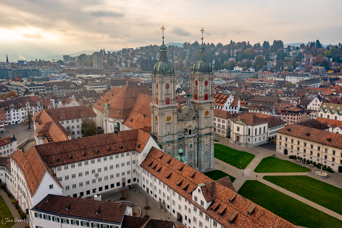 Barocke Kathedrale mit grünem Platz in St. Gallen, Herbststimmung, Ostschweiz Schweiz – Jan Geerk Fotograf Basel