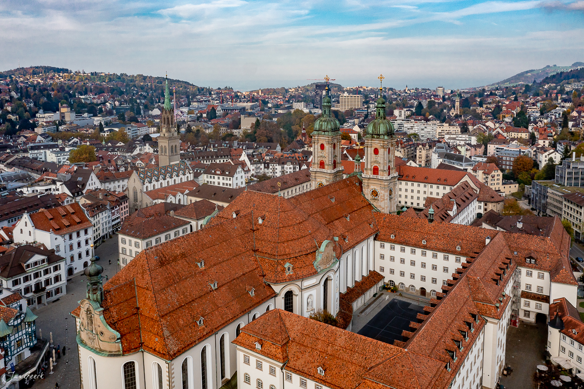 Luftaufnahme St. Gallen mit Kirche und grünen Zwiebeldächern, Herbststimmung, Ostschweiz Schweiz – Jan Geerk Fotograf Basel