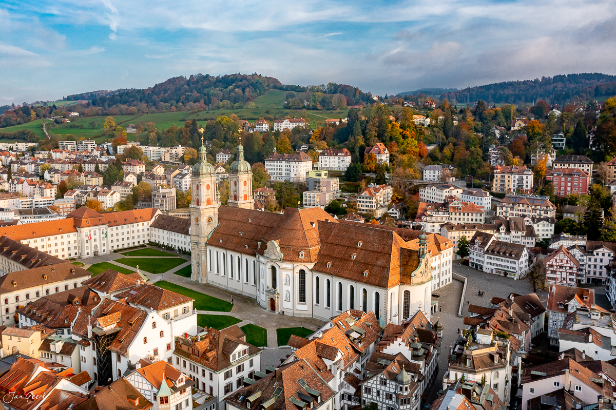 Luftaufnahme der Altstadt St. Gallen mit Kirchturm im Herbst, Ostschweiz Schweiz – Jan Geerk Fotograf Basel