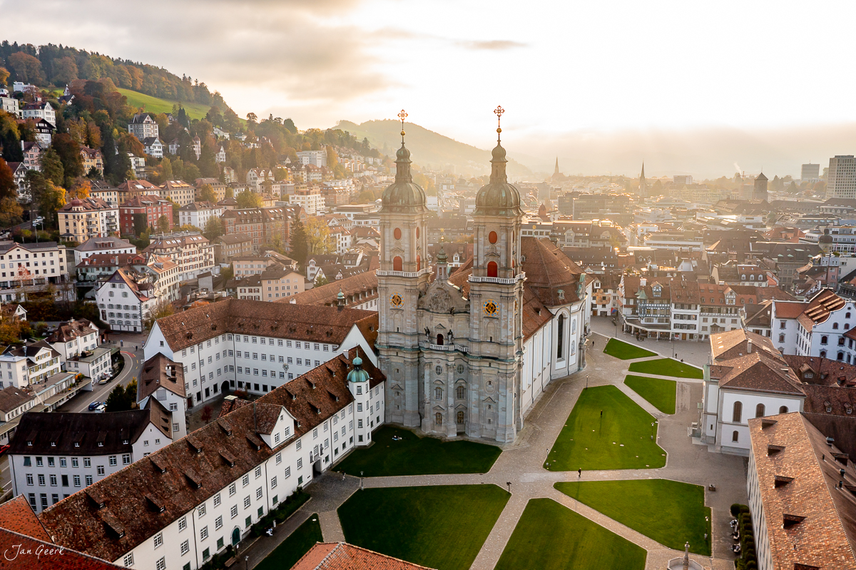 St. Gallen Kloster mit Doppeltürmen Luftaufnahme Herbstlicht Ostschweiz Schweiz – Jan Geerk Fotograf Basel
