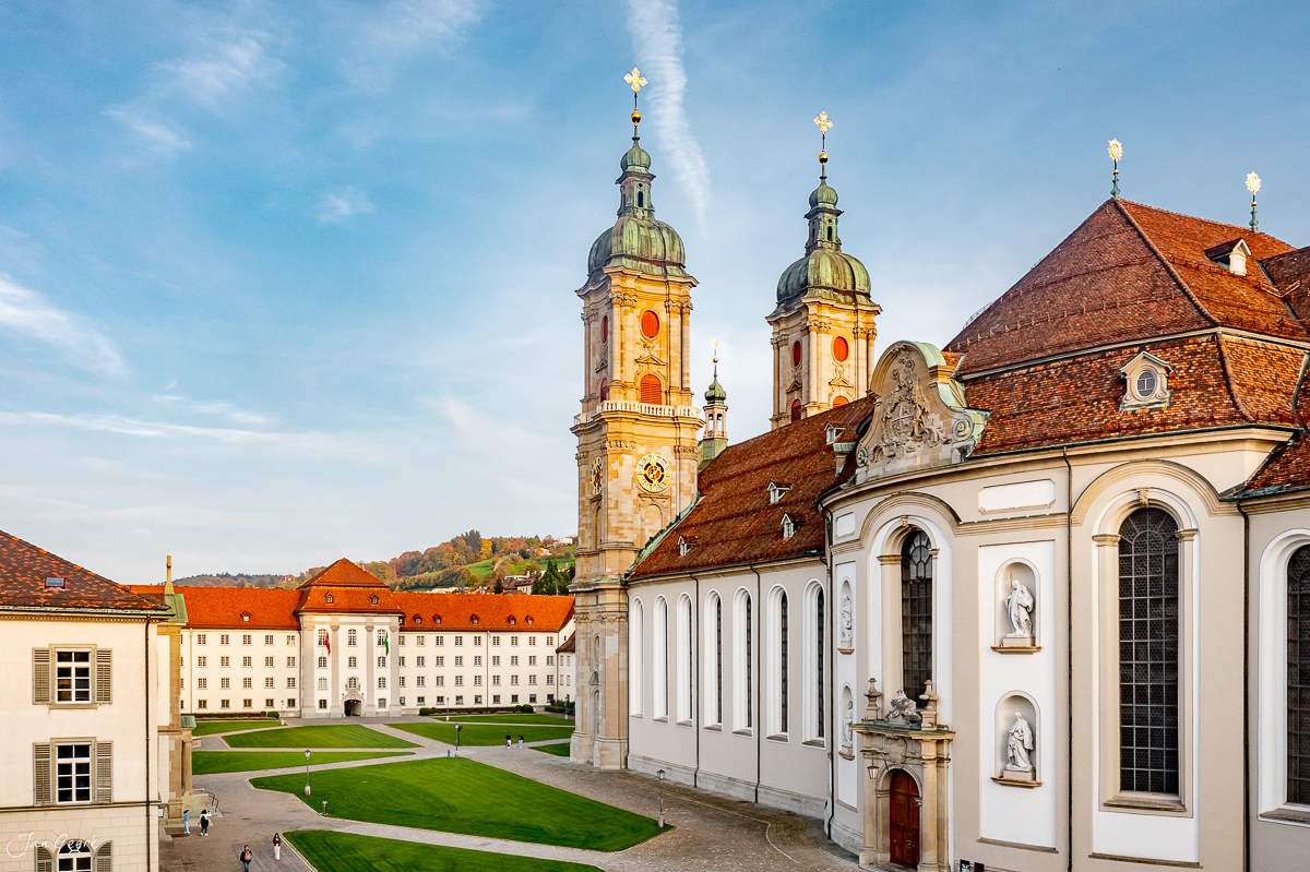 Klosteranlage mit Basilika und grünem Innenhof, Herbstlicht, Ostschweiz Schweiz – Jan Geerk Fotograf Basel