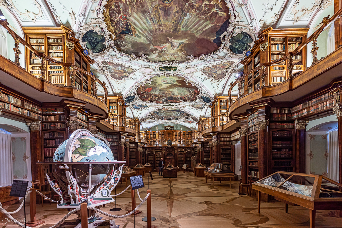 Prachtvolle Stiftsbibliothek mit Barockdecke, Holzregalen und historischem Globus in Sankt Gallen, Schweiz – Jan Geerk Fotograf Basel