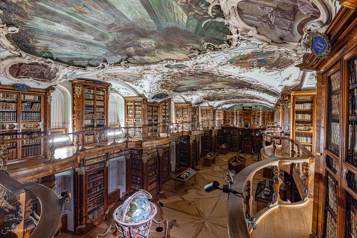 Historische Stiftsbibliothek St. Gallen mit Barockdecke und Holzregalen, Schweiz – Jan Geerk Fotograf Basel