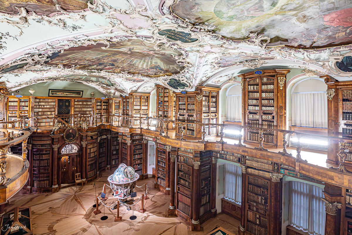 Barocke Stiftsbibliothek Sankt Gallen mit beeindruckender Deckenmalerei und Holzbücherregalen Schweiz – Jan Geerk Fotograf Basel