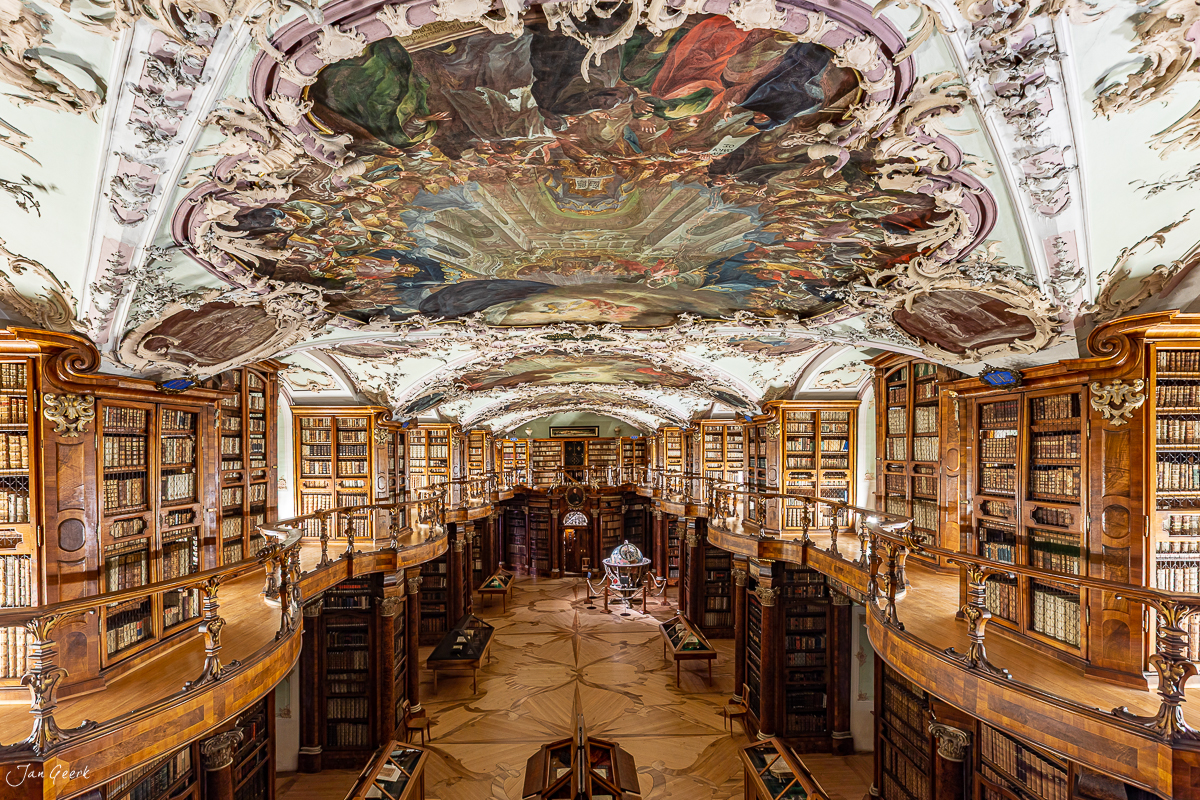 Prachtvolle Stiftsbibliothek Sankt Gallen mit barockem Deckenfresko, Holzbücherregalen und Kuppel, Schweiz – Jan Geerk Fotograf Basel