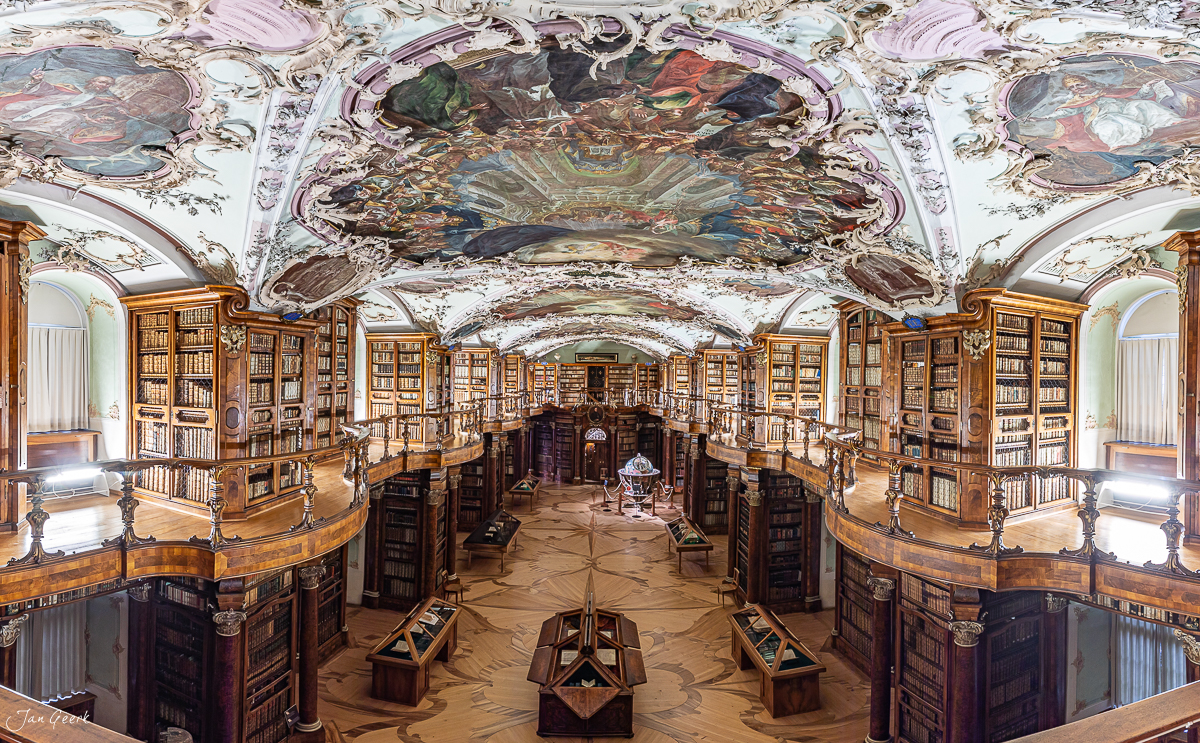 Barocke Stiftsbibliothek St. Gallen mit wertvollen Bücherregalen und Deckenfresko, Ostschweiz, Schweiz – Jan Geerk Fotograf Basel