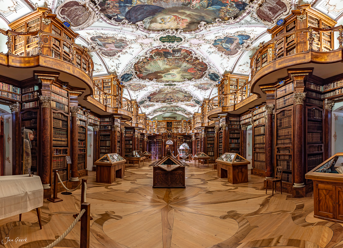 Barocke Stiftsbibliothek St. Gallen mit Holzregalen und Deckenfresko, helles Tageslicht, Ostschweiz Schweiz – Jan Geerk Fotograf Basel