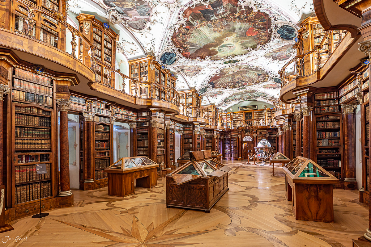 Stiftsbibliothek St. Gallen mit historischen Holzregalen und Fresken-Deckengemälde, warmes Licht, Schweiz – Jan Geerk Fotograf Basel