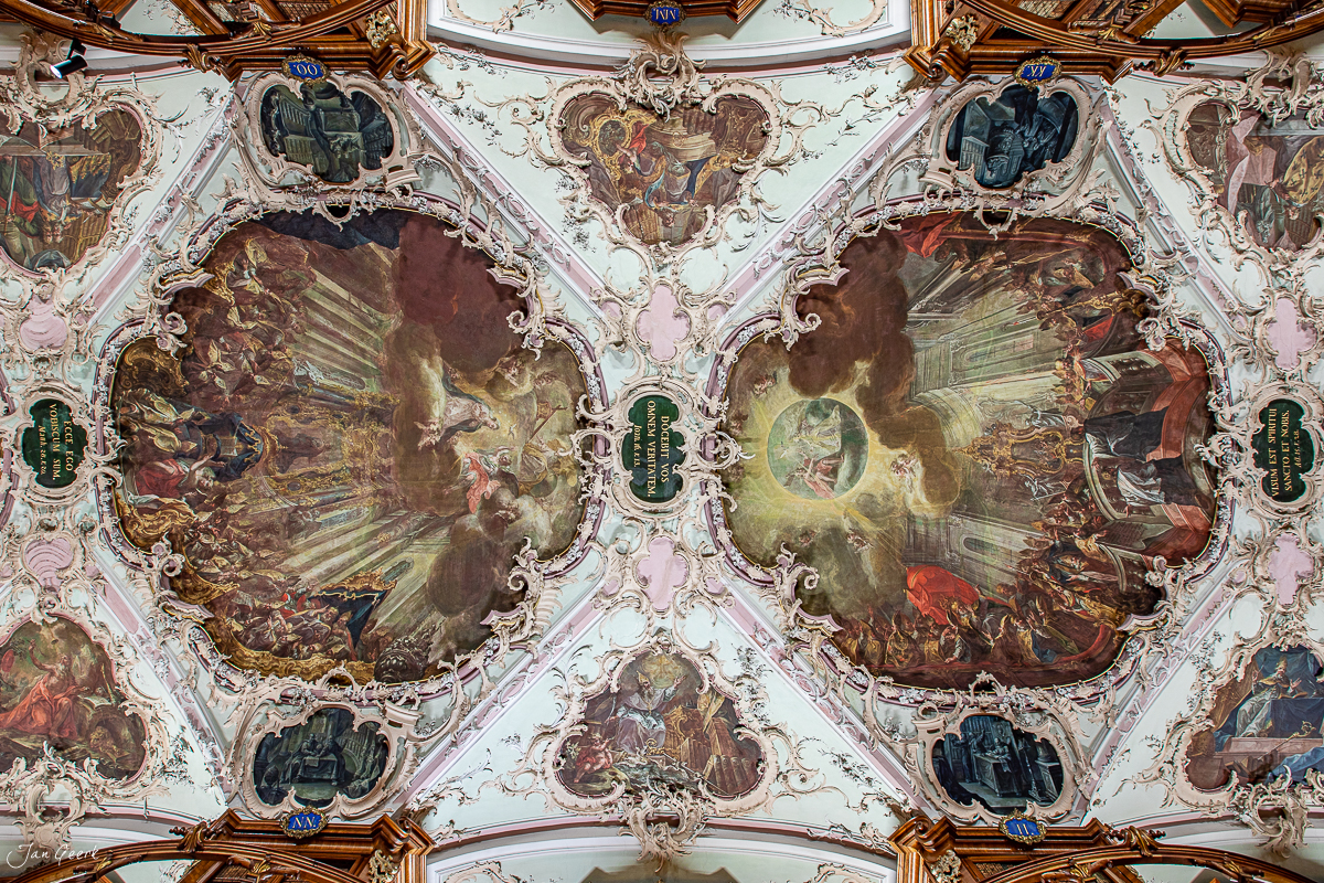 Barocke Deckenmalereien in der Stiftsbibliothek Sankt Gallen mit ornamentalen Verzierungen und religiösen Fresken – Jan Geerk Fotograf Basel