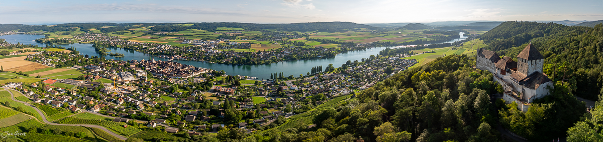 Luftaufnahme von Stein am Rhein mit Altstadt, Rhein und grüner Landschaft im Sommer, Ostschweiz – Jan Geerk Fotograf Basel