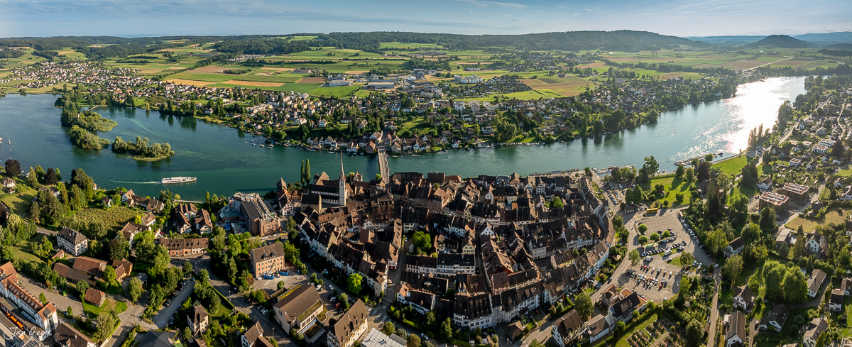 Luftaufnahme Steinamrhein mit Altstadt, Rhein und umliegender Landschaft im Sommerlicht – Schweiz Jan Geerk Fotograf Basel