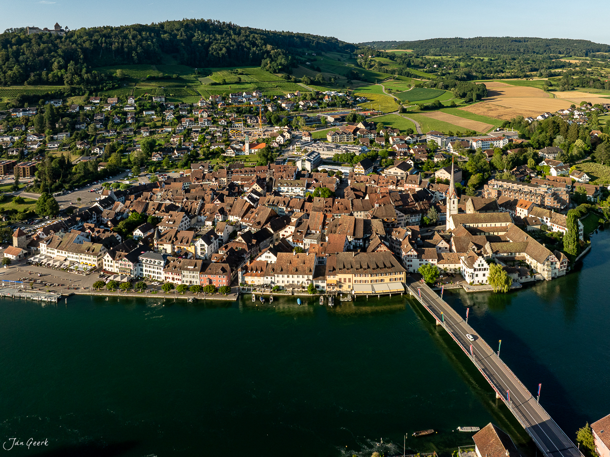 Luftaufnahme der mittelalterlichen Altstadt Stein am Rhein mit Flusslandschaft, Sommer, Ostschweiz – Jan Geerk Fotograf Basel